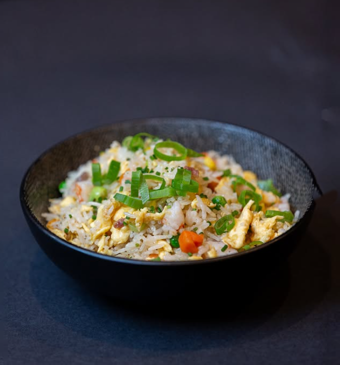 Des de l'aroma fins al primer mos, el nostre Arròs Cantonès és el plat que no us podeu perdre 🍚🥢 Fet amb ingredients frescos i autèntics, cada mos és un plaer!