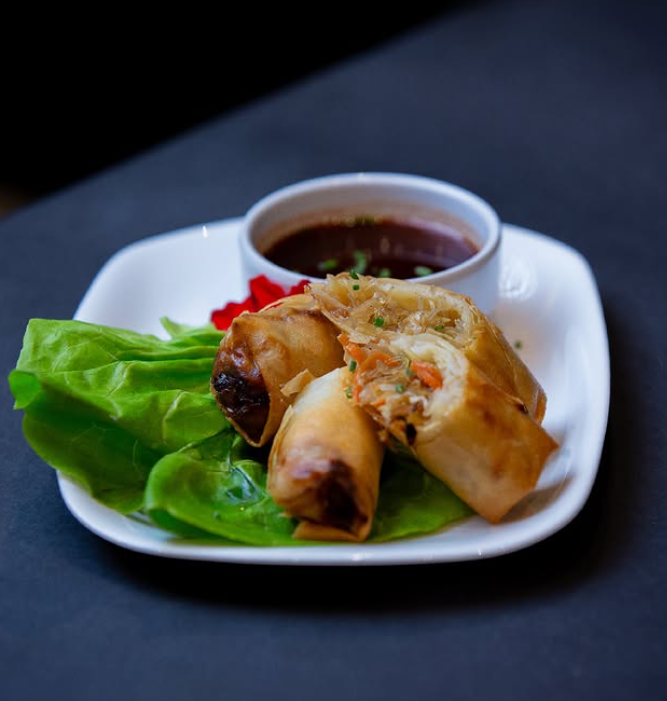 Sabies que els Rotllets primavera de verduras tenen una història mil·lenària? 🐲 A Xinku reinventem la tradició amb el nostre toc únic! Vine a conèixer-nos i descobreix el nostre secret 🥢