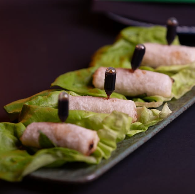 Els nostres 𝗡𝗲𝗺𝘀 són cruixents per fora i farcits de sabor autèntic que et conqueriran al primer mos 🥢 Vols una experiència gastronòmica diferent? 𝗥𝗲𝘀𝗲𝗿𝘃𝗮 𝗹𝗮 𝘁𝗲𝘃𝗮 𝘁𝗮𝘂𝗹𝗮 & viu l’experiència Xīnkǔ! 🐲