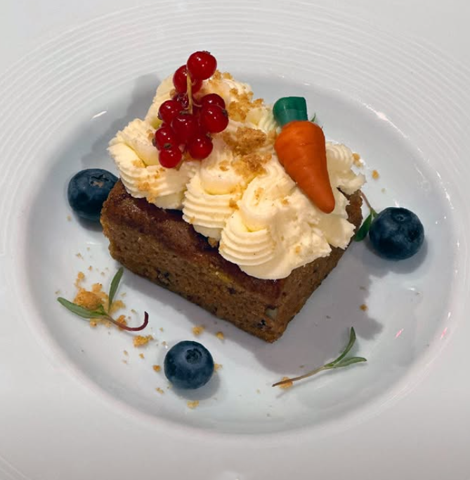 Fes espai per a les 𝗽𝗼𝘀𝘁𝗿𝗲𝘀! 🍰 Dins les nostres delícies dolces, tenim la famosa 𝗖𝗮𝗿𝗿𝗼𝘁 𝗖𝗮𝗸𝗲 estil Xīnkǔ 🐲
