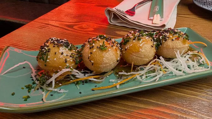 Restaurant Asiàtic Xinku Andorra Experiència Gastronòmica Autèntica Xinku Andorra destaca per oferir una experiència oriental autèntica al cor del centre històric d’Andorra la Vella. El restaurant fusiona la cuina tradicional xinesa amb un toc creatiu i modern, gràcies a un equip de joves xefs formats en restaurants asiàtics de prestigi. Especialitats i Plats Recomanats Ànec estil Pequín: Un dels plats estrella de la casa. El menú especial d’ànec inclou ànec rostit tallat al moment, servit amb crudités, oblees i salsa tradicional. El menú es completa amb entrants com nem de llagostí cruixent i postres artesanes com el motxi, amb beguda inclosa. Dim sum i plats calents: Assortiment de dim sum, giozi de vedella d’Andorra amb foie-gras d’ànec, cristall d’edamame amb tòfona, siu mai de llagostins i altres especialitats que combinen sabors intensos i ingredients frescos. Sushi i opcions vegetarianes: Proposta variada amb sushi exquisit i plats adaptats a tots els gustos, incloent-hi opcions vegetarianes i veganes. Postres sorprenents: Destaquen les postres casolanes, com l’original gelat de violetes, molt ben valorat pels clients. Menú diari i relació qualitat-preu Menú del dia: Cada migdia de dimarts a diumenge, Xinku ofereix un menú espectacular per només 19,50 €, també disponible els caps de setmana. Inclou entrants, plat principal, postres i beguda, amb opcions d’afegir plats especials com l’ànec laquejat o gambes al curri amb un petit suplement. I el magnífic menú d’ànec a un preu especial. Opcions per a grups i esdeveniments: El restaurant adapta la seva oferta per a sopars especials, celebracions i menús de Cap d’Any amb plats exclusius i ambient festiu. Ambient i Servei Atmosfera acollidora: Decoració cuidada i ambient íntim, perfecte tant per a una cita romàntica com per a sopars en grup. El servei és atent, proper i molt valorat pels Clients. Ubicació privilegiada: Situat al centre històric, a pocs metres del Comú d’Andorra la Vella i del Barri Antic, ideal per combinar amb una visita cultural o una passejada. Valoracions i Recomanacions. Alta puntuació: Xinku té una de les millors valoracions a Google (4,7/5) i és considerat un dels millors restaurants asiàtics d’Andorra per la seva qualitat, autenticitat i relació qualitat-preu. Recomanat per foodies locals i visitants: Clients destaquen el sabor, la presentació dels plats i la varietat de la carta, així com la professionalitat del personal. En resum: Xinku Andorra és una aposta segura per gaudir de cuina asiàtica autèntica, amb especialitats com el menú d’ànec estil Pequín, una carta variada i un ambient acollidor. Ideal per viure una experiència gastronòmica diferent i memorable a Andorra la Vella